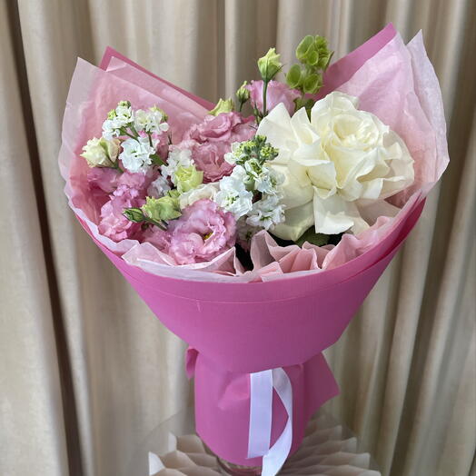 Букет с розовой эустомой, белой французской розой и маттиолой🌸