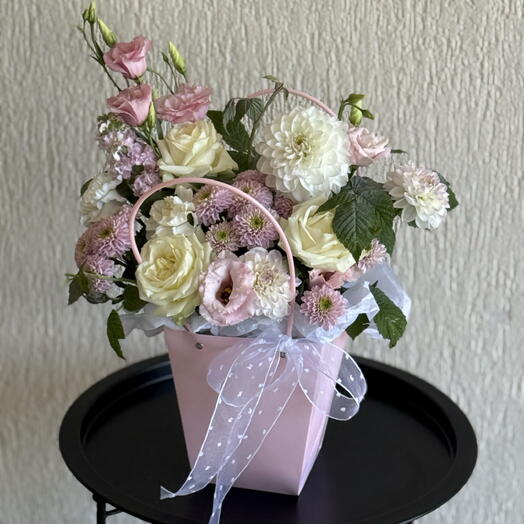 Сумочка в нежных тонах из георгин, эустом,маттиола и роз 🌸