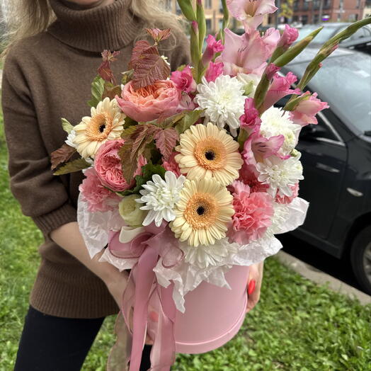 Коробка из букета цветов, гладиолусы, герберы, диантусы, хризантемы, листья клена