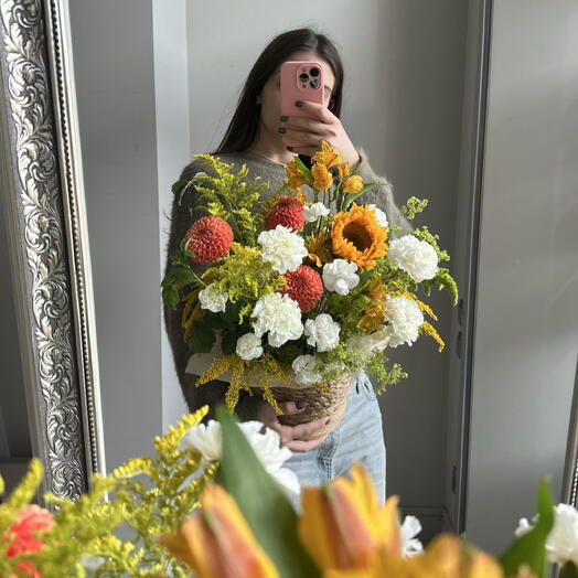 Осенняя композиция с подсолнухом и георгинами в джутовом кашпо