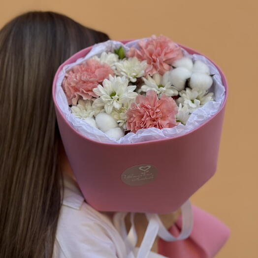 Букт из кустовых хризантем, диантусов, фрезии и декоративного хлопка
