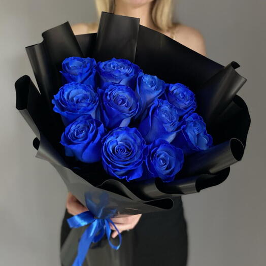 Букет синих роз в стильном оформлении 💙