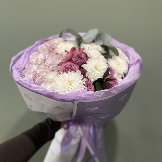 Букет с гортензией и кустовой розой