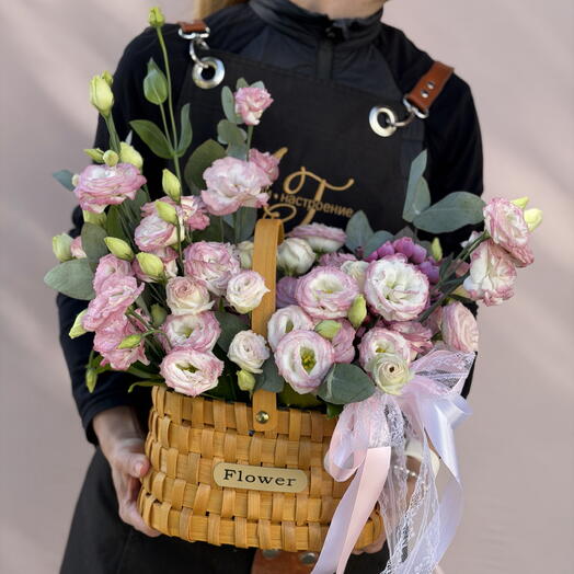 Нежная корзина из эустомы