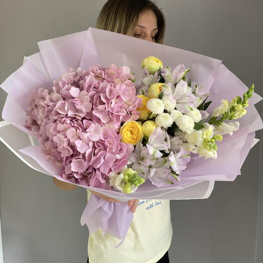 Букет с крупной гортензией,антирринумом,пионовидными розами 🌸