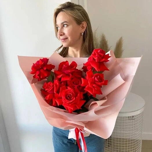 Букет алых роз