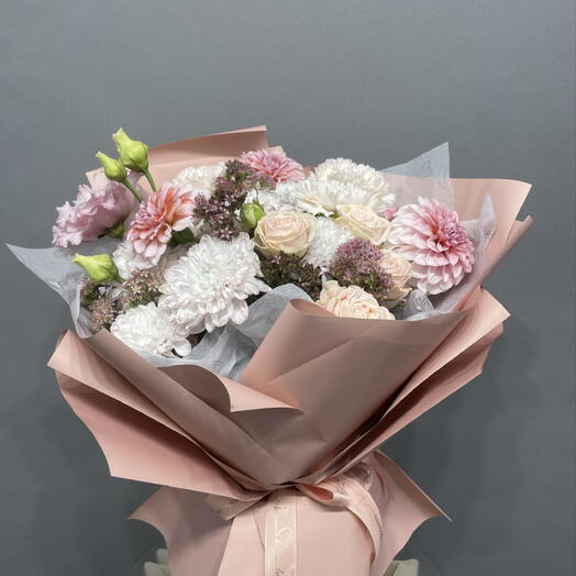 Букет «Карамельный закат» 🎀 (Георгин, кустовая Хризантема, кустовая Роза, Эустома, Диантус, Седум)
