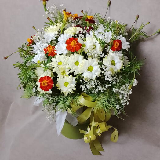 Композиция из Хризантем и бархатцев