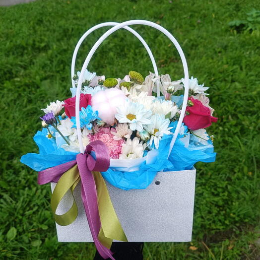 Композиция из хризантем, роз, альстромерии и хлопка
