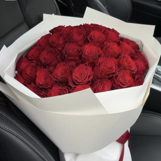 Mono букет из бордовых
роз в белой упаковке 🌹