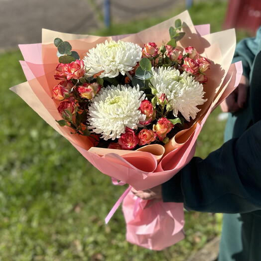 Букет из одноголовой хризантемы и кустовой розы