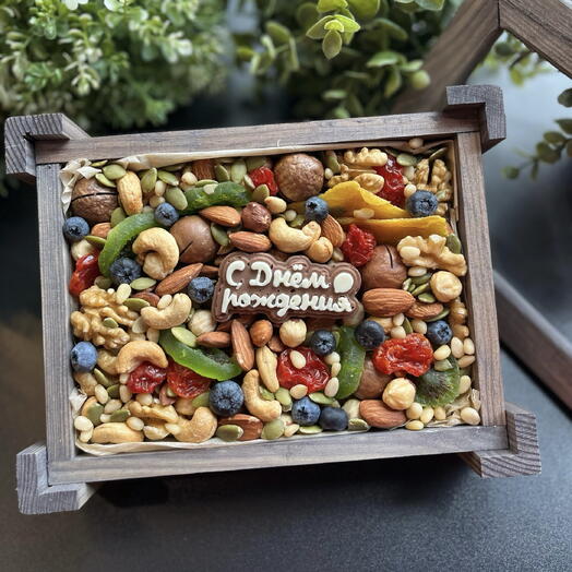 Бокс с орехами и сухофруктами " С днём рождения"