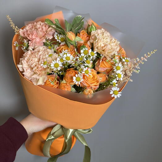 Букет с розами и диантусами яркий