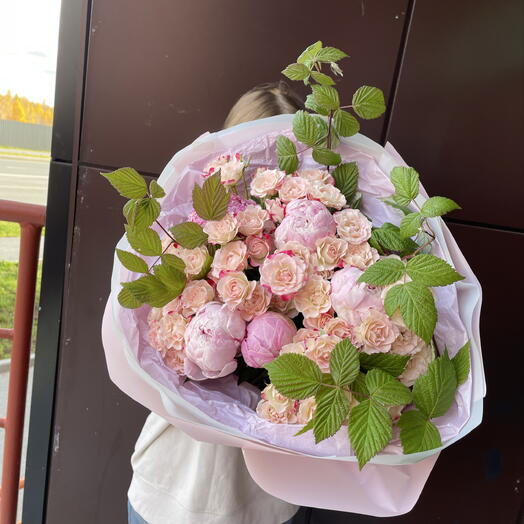 Нежный воздушный букет с пионами и кустовой розой доставка г. Новый Уренгой