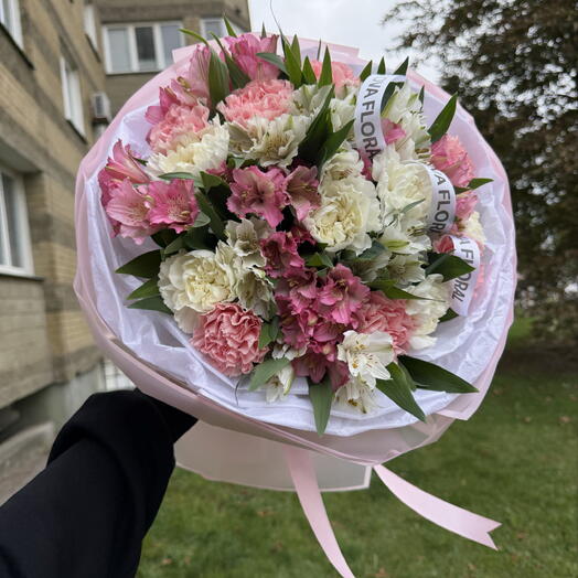 Нежный букет альстромерий и диантусов