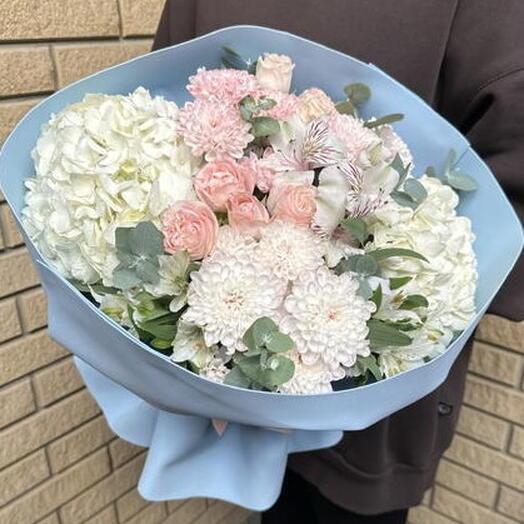 Букет с гортензией, кустовой хризантемой, розами и альстромерией
