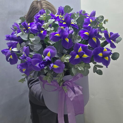 Композиция из ирисов, эвкалипта
