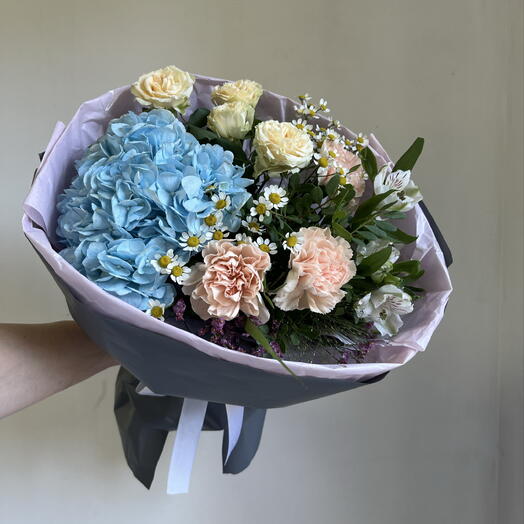 Авторский букет с гортензией, ромашками и диантусами