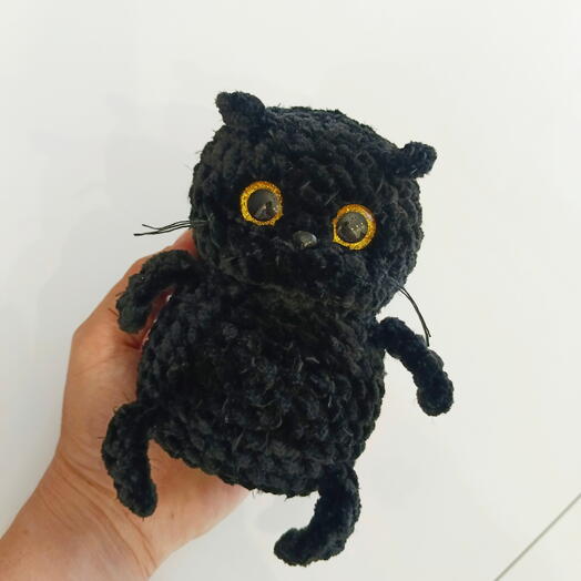 Игрушка мягкая котик черный вязаный