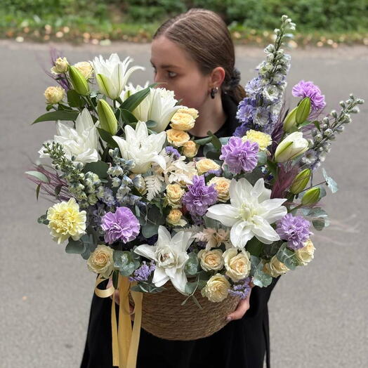 Шикрная корзина с розами, лилиями, дельфиниумами и гвоздиками