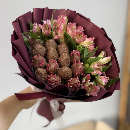 Клубника в шоколаде и альстромерия в букете 🌺