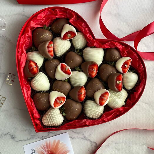 Клубничное сердце 25 ягод в бельгийском шоколаде Callebaut