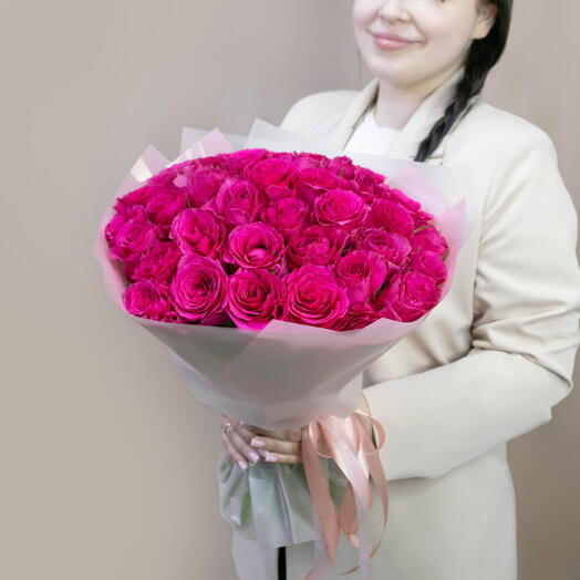 Букет из 35 коротких розовых роз