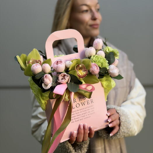 Утонченная композиция « Нежность в деталях 🌸» с ароматными розами и нежными орхидеями