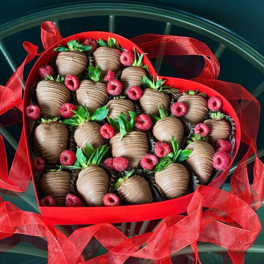 Клубника в молочном шоколаде с малиной красное сердце ♥️ 16-20 шт