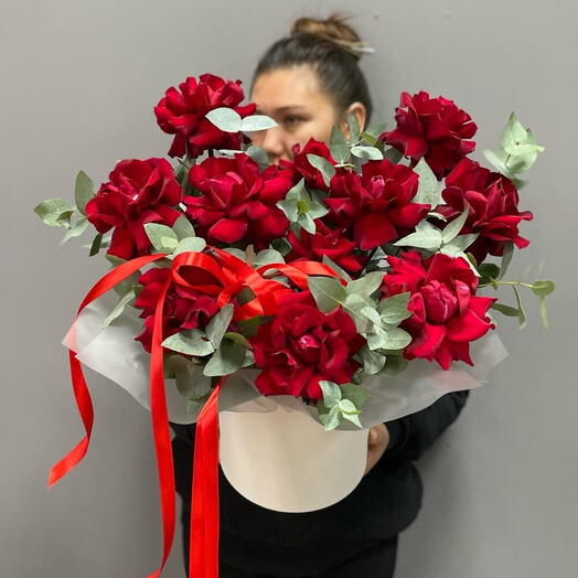 Красные французские розы️️ с эвкалиптом в шляпной коробке 💔