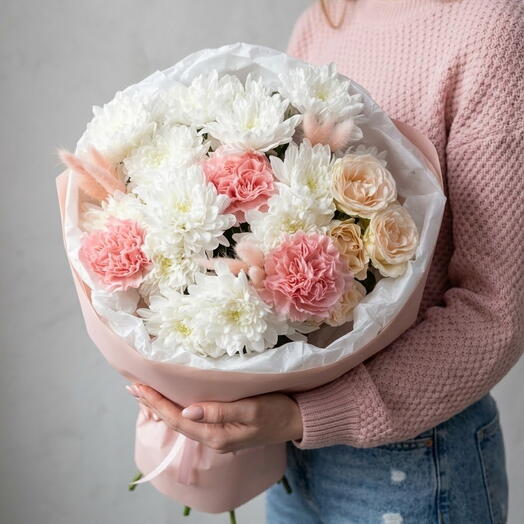Нежный букет из хризантемы, кустовой розы, диантусов и лагуруса🌸