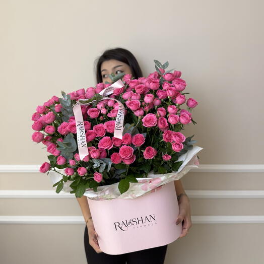 Кустовые розы в коробке 💐