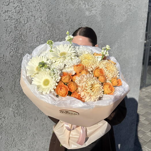 Букет с хризантемой и кустовой розой