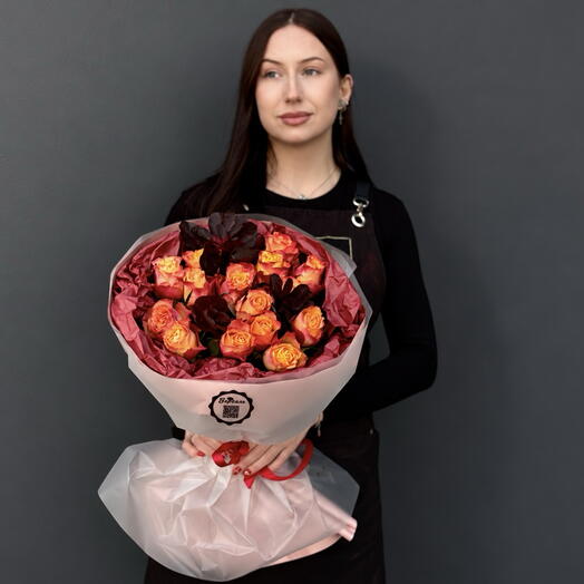 Оранжевые розы и скумпия