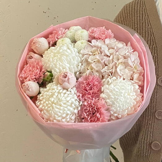 Букет розовый нежный с гортензией, кустовой пионовидной розой, белыми хризантемами, диантусами в упаковке 🌸