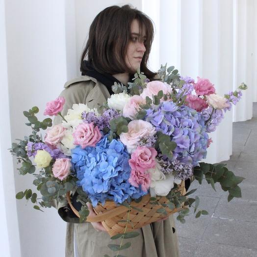 Корзина с сиренью, пионами, гортензиями и ранункулюсами - Заказать корзину пионы гортензии