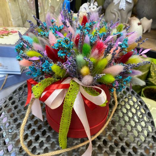Composición de flores secas en una Caja de sombreros