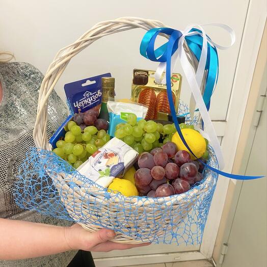 Cesta de frutas y aperitivos