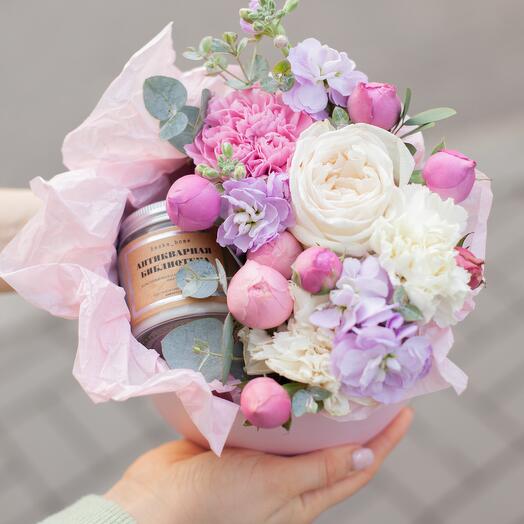 Set flower arrangement and scented candle