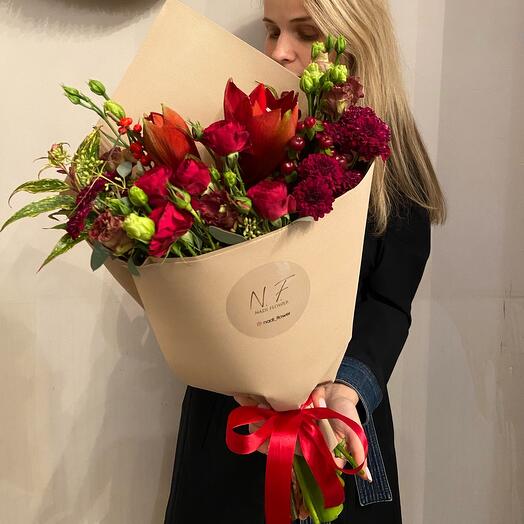 Persistent bouquet with red amaryllis