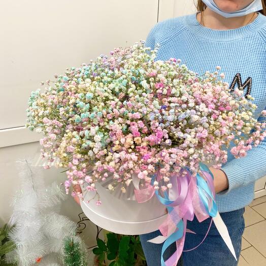 Радужная гипсофила в шляпной коробке