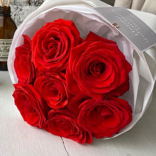 Monobucket of red roses