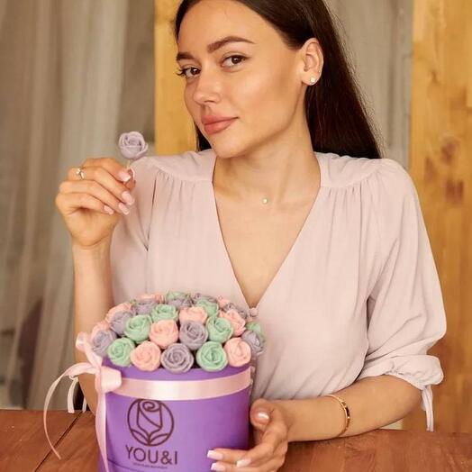 35 роз из шоколада в шляпной коробке you and i