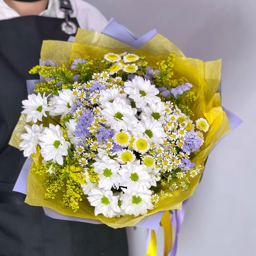Field summer bouquet with daisies