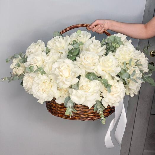✅ Basket with French roses