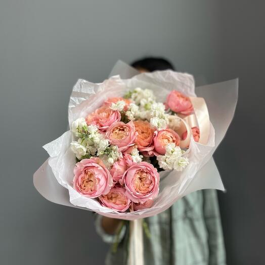 Букет дуэт из кустовой розы Джульетта и ароматной маттиолы 🌸