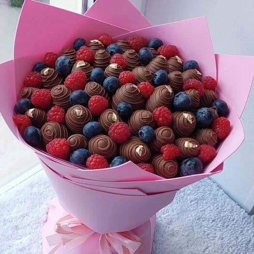 Букет из клубники в шоколаде с ягодами "Розовый бриллиант "