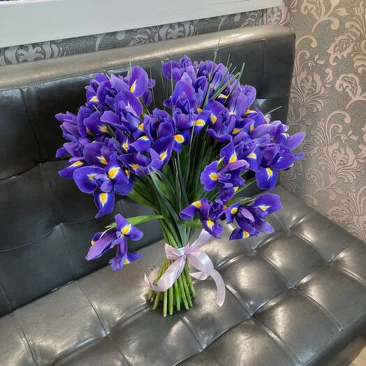 Букет из 35 ирисов