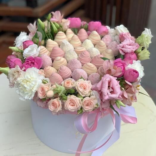 Клубника с цветами