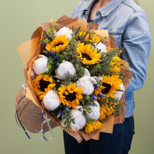 Ramo de peonías y girasoles Entre junio y agosto